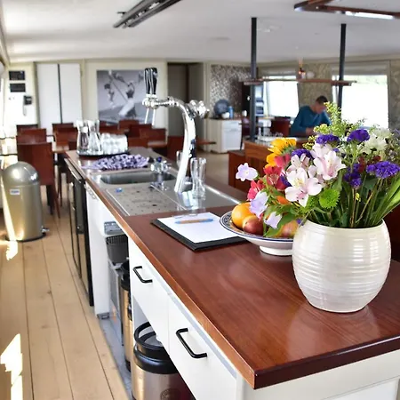 Unique Hotelboat Lena Maria Ботель