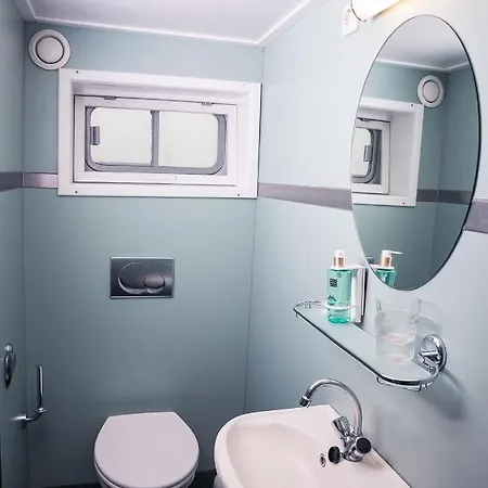 Ботель Unique Hotelboat Lena Maria *