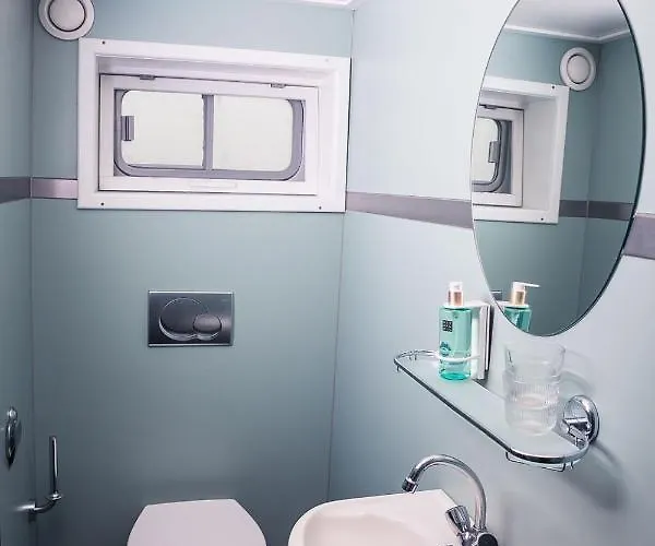 بوتيل Unique Hotelboat Lena Maria *