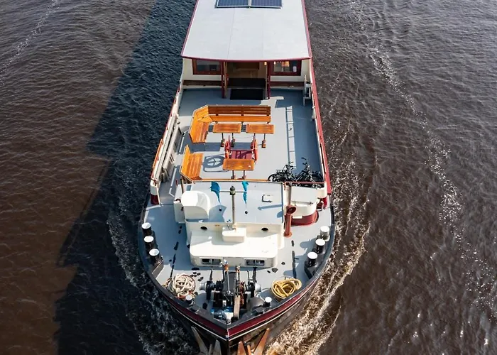 بوتيل Unique Hotelboat Lena Maria *