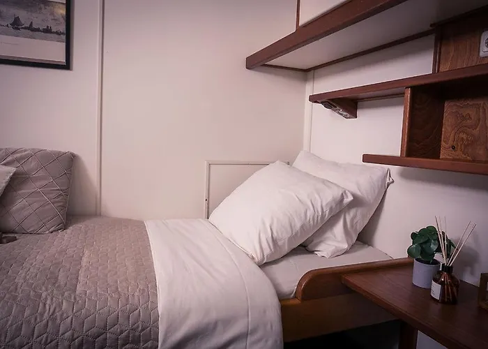 Unique Hotelboat Lena Maria بوتيل *