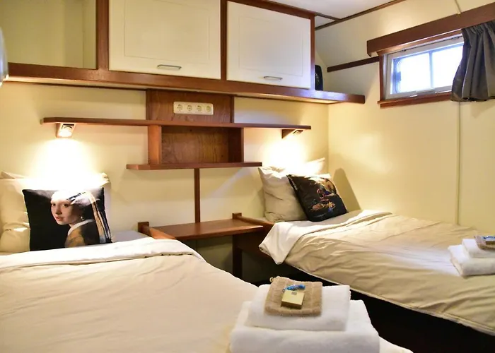 بوتيل Unique Hotelboat Lena Maria *